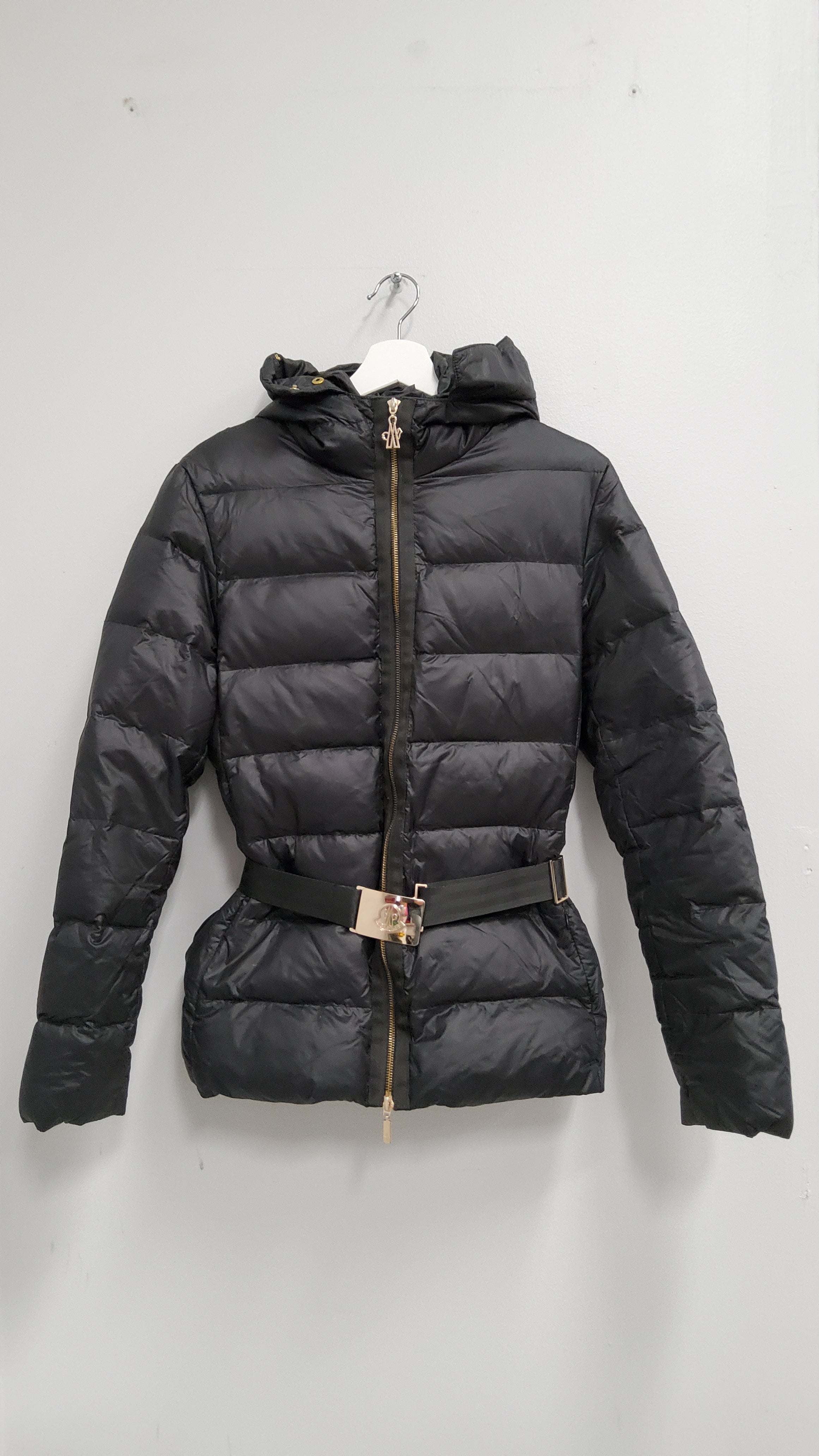 Moncler lyhyt untuvatakki vyöllä