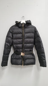 Moncler lyhyt untuvatakki vyöllä