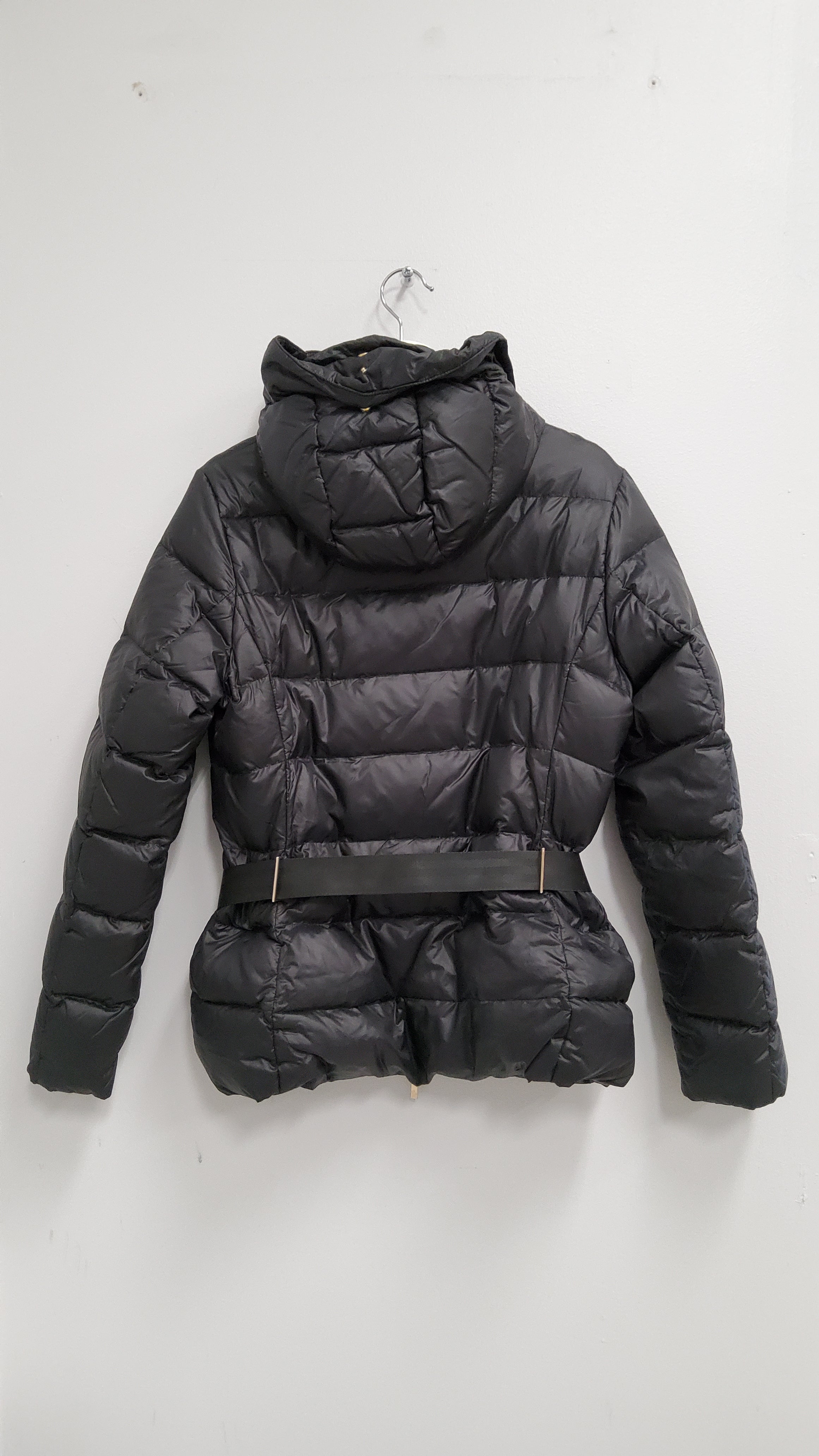 Moncler lyhyt untuvatakki vyöllä
