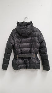 Moncler lyhyt untuvatakki vyöllä